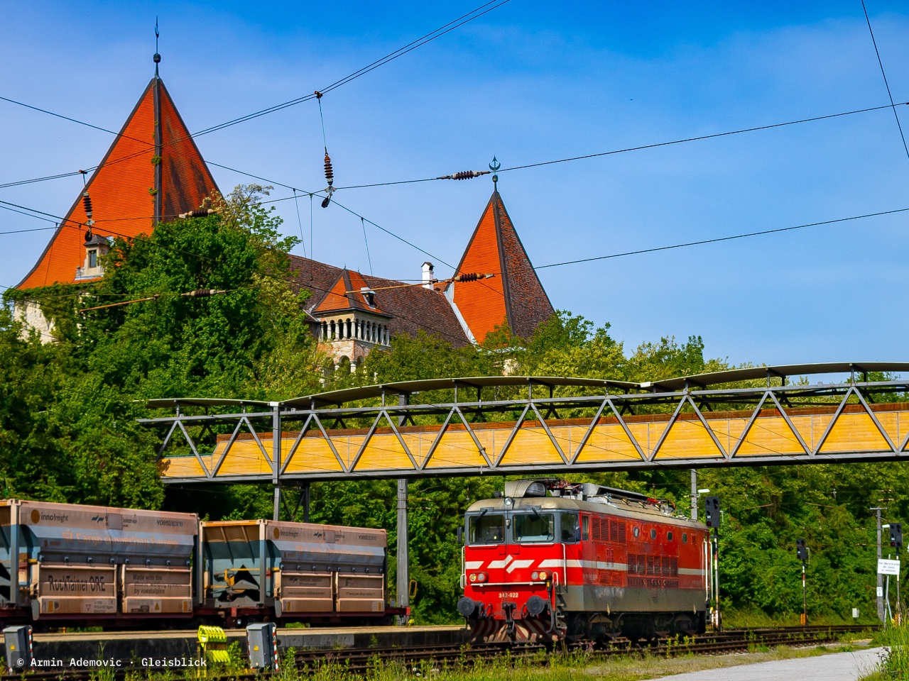 342 022 bei Spielfeld Strass